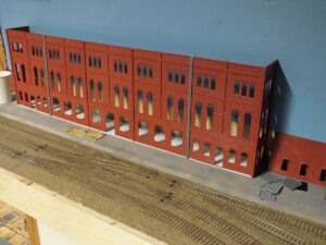 Det ble jobbet videre på papirfabrikksbygningen