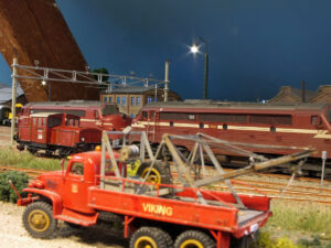 Ansamling av trekkraft på Mjøndalen, en Vikingbil drar forbi i forgrunnen