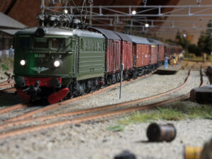 El13 med teakvogner har fått utkjør på Mjøndalen