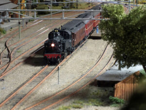 Type 32a med passasjervogner på Mjøndalen stasjon