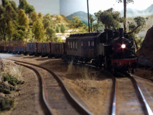 Godstog passerer gjennom Gystad stasjon