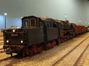 Tysk BR 50 foran en rekke godsvogner på Solberg Skifte