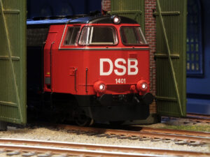 En dansk Mz titter frem fra lokstallen på Rognmo