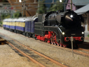 Tysk BR10 med Rheingold-vogner